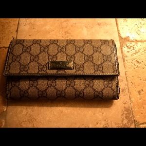 Gucci Large women’s Brown wallet.